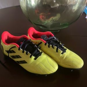 Adidas Boys/Adult 6.5 soccer cleats. Very good condition.